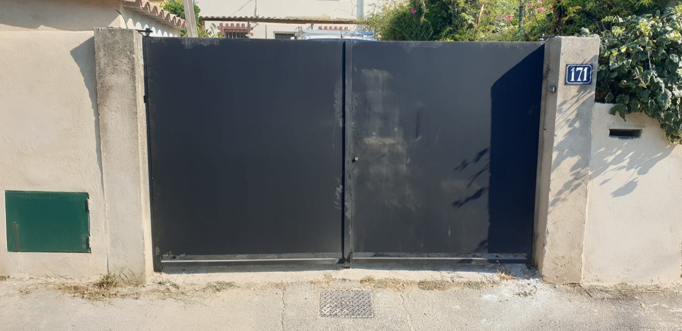 Portail en fer forgé sur mesure réalisé par l'Atelier Gombertois — ferronnerie à Marseille