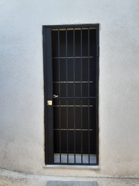 Grille de défense en fer forgé réalisé par l'Atelier Gombertois — ferronnerie à Marseille