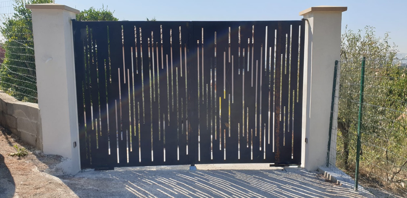 Portail en fer forgé sur mesure réalisé par l'Atelier Gombertois — ferronnerie à Marseille