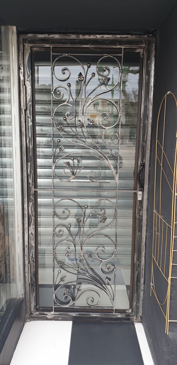 Verrière d'atelier en acier sur mesure réalisé par l'Atelier Gombertois — ferronnerie à Marseille