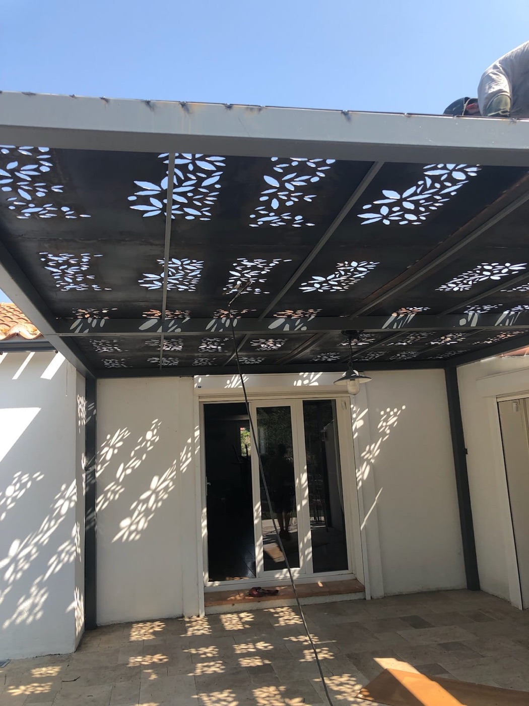 Pergola ou marquise en fer forgé réalisé par l'Atelier Gombertois — ferronnerie à Marseille