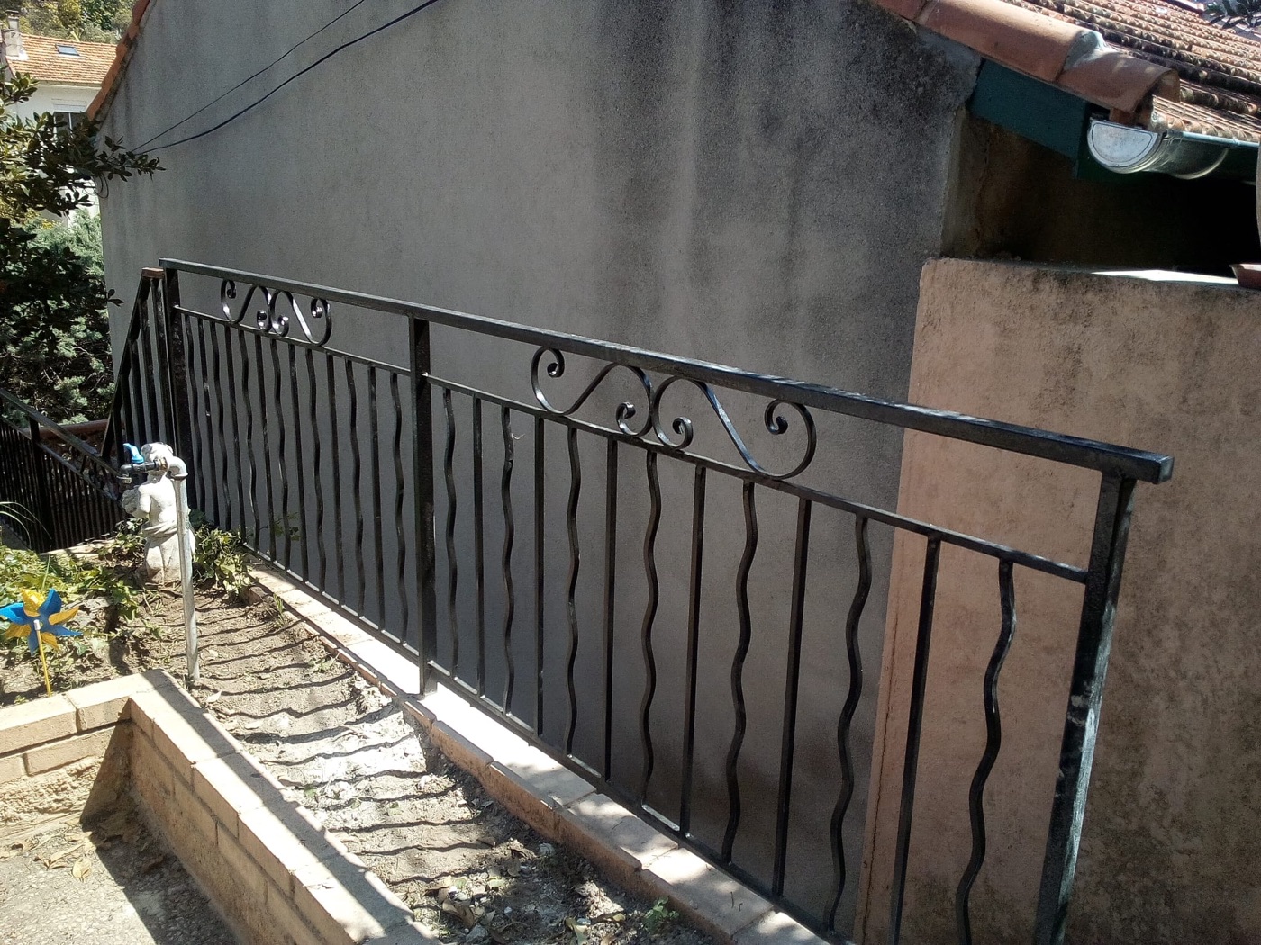 Garde-corps en fer forgé sur mesure réalisé par l'Atelier Gombertois — ferronnerie à Marseille