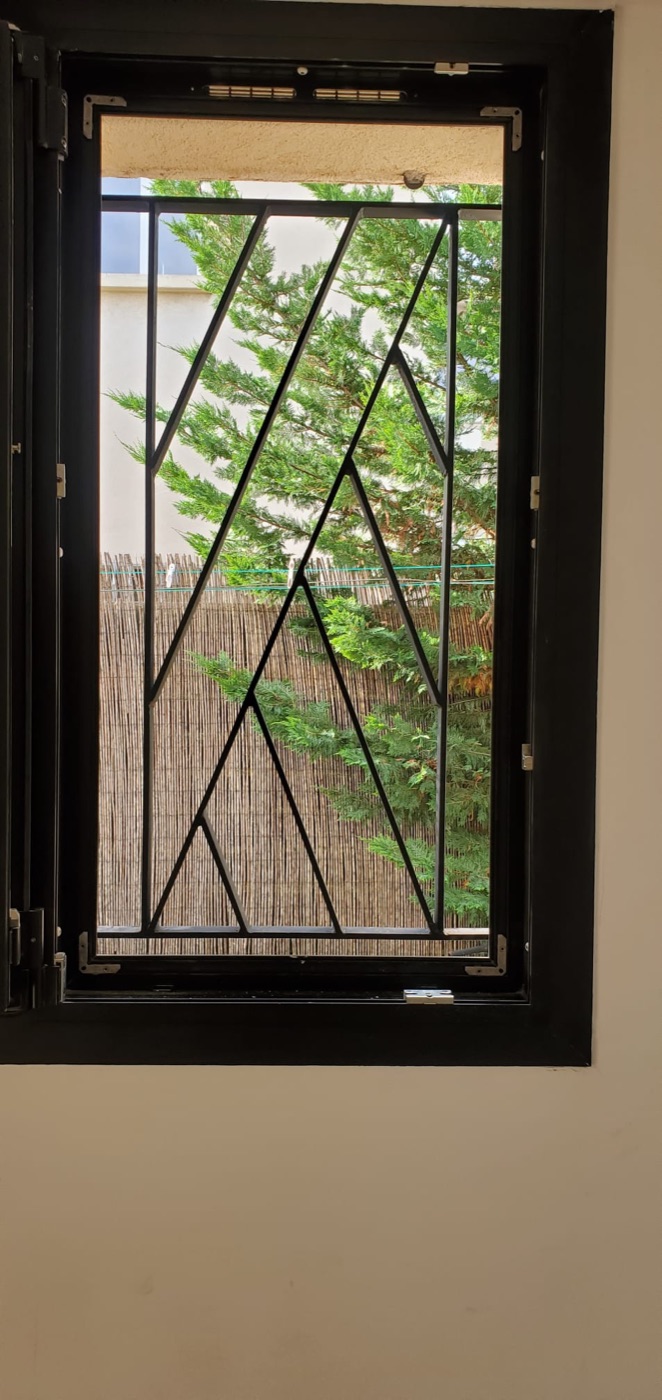 Verrière d'atelier en acier sur mesure réalisé par l'Atelier Gombertois — ferronnerie à Marseille